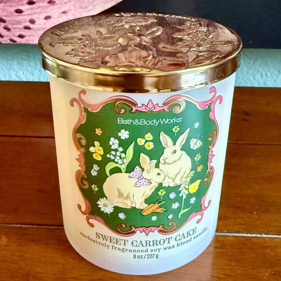 2 for $30 SALE - NEW Bath & Body Works Single Wick Candle SWEET CARROT CAKE 8oz - Picture 1 of 3